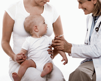 Bébé face au premier vaccin 